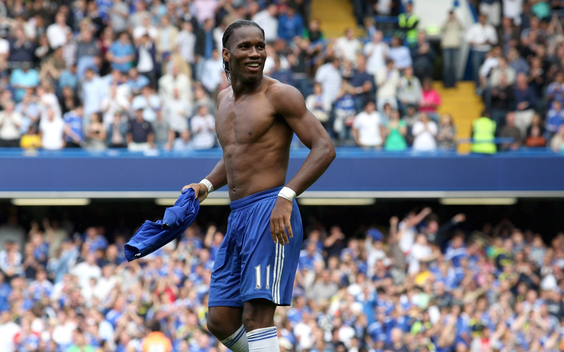 国际足球的未来：AI裁判助力比赛公正，技术革新引关注，国际知名足球裁判