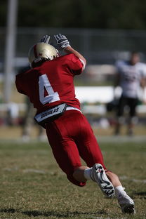 球队是否通过边路连续推进撕裂密集防守线路